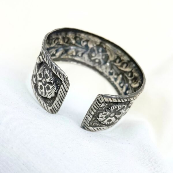 oxidised silver Chitai Hand Cuff, oxidised kada, chitai work kada, silver handcuff, oxidised adjustable bangle, chitai work back view