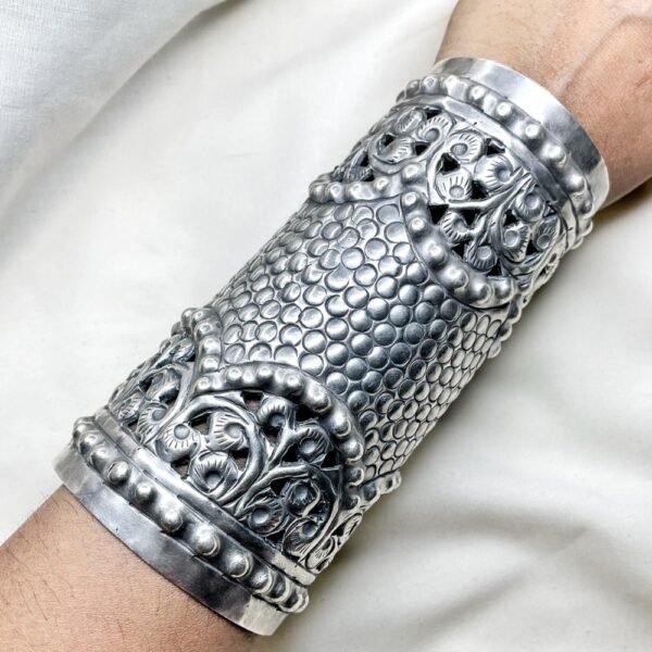 oxidised silver Chitai Hand Cuff, oxidised kada, chitai work kada, silver handcuff, oxidised adjustable bangle, chitai work, jali work kada angle free size